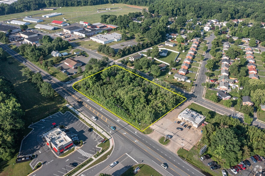 1615 Dixon, Fredericksburg, VA for lease - Primary Photo - Image 1 of 15