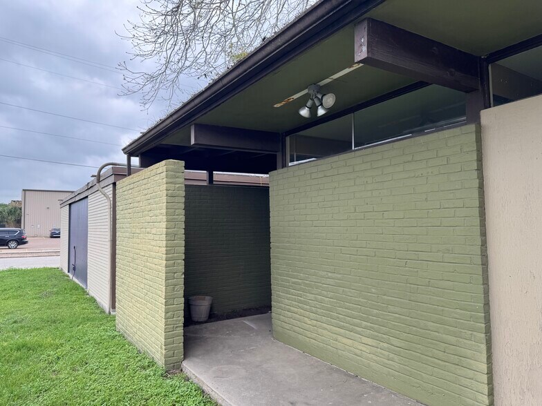 611 N Esplanade St, Cuero, TX à vendre - Photo du bâtiment - Image 3 de 22