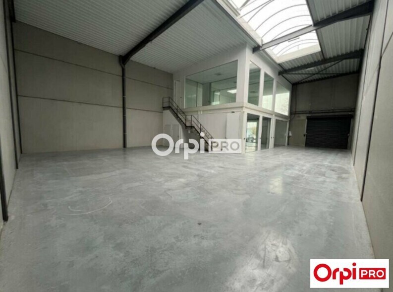 Industrial in Neuville-en-Ferrain for lease - Interior Photo - Image 2 of 7