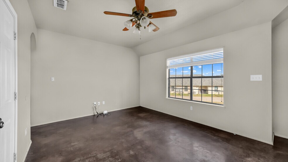 141 Lindas Creek Ln, Weatherford, TX à vendre - Photo du bâtiment - Image 3 de 54