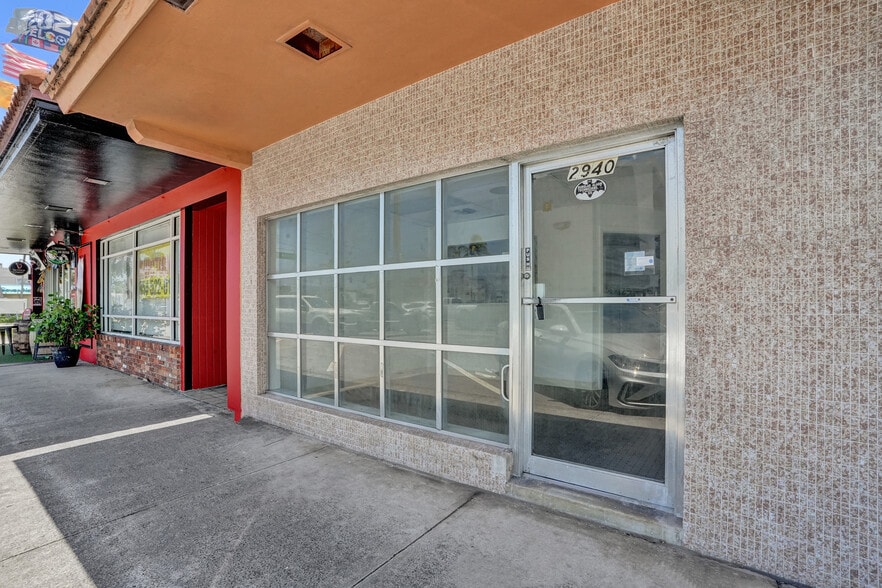 2920-2940 E Commercial Blvd, Fort Lauderdale, FL for lease - Building Photo - Image 2 of 14