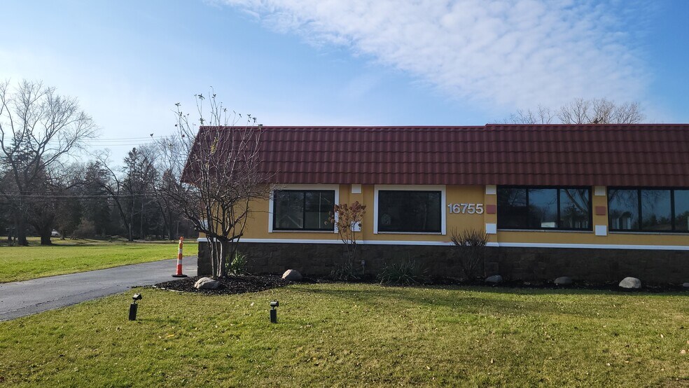 16755 Middlebelt Rd, Livonia, MI à louer - Photo du bâtiment - Image 2 de 11