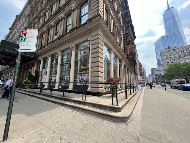 115-123 W Broadway, New York, NY à louer - Photo du bâtiment - Image 3 de 9