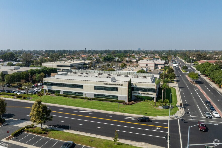 2552 Walnut Ave, Tustin, CA à vendre - Aérien - Image 3 de 5