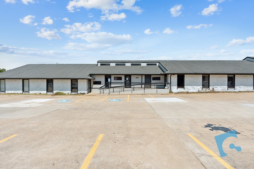 601 Omega Dr, Arlington, TX for lease - Building Photo - Image 1 of 30