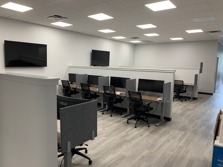 10600-10690 Forest Hill Blvd, Wellington, FL for lease - Interior Photo - Image 1 of 17