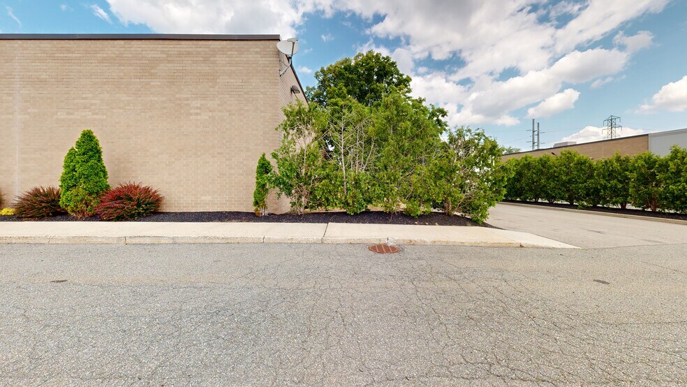 151 Wolf Rd, Colonie, NY à vendre - Photo du bâtiment - Image 2 de 45