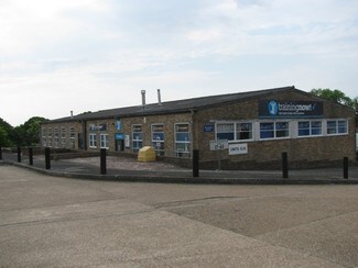 Plus de détails pour 13-15 Station Rd, Hailsham - Industriel à louer