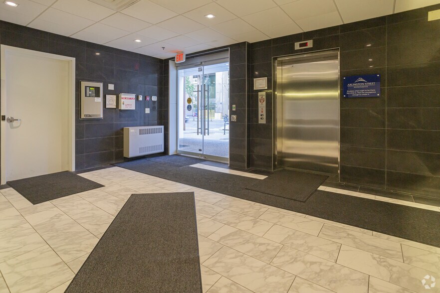 718 8th Ave SW, Calgary, AB à vendre - Hall d’entrée - Image 3 de 33