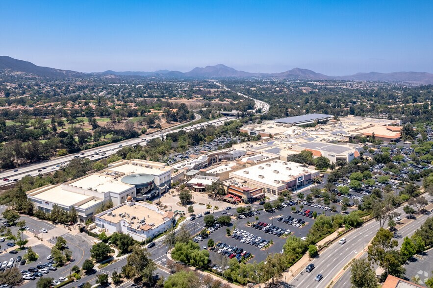 280 W Hillcrest Dr, Thousand Oaks, CA à louer - Aérien - Image 2 de 34