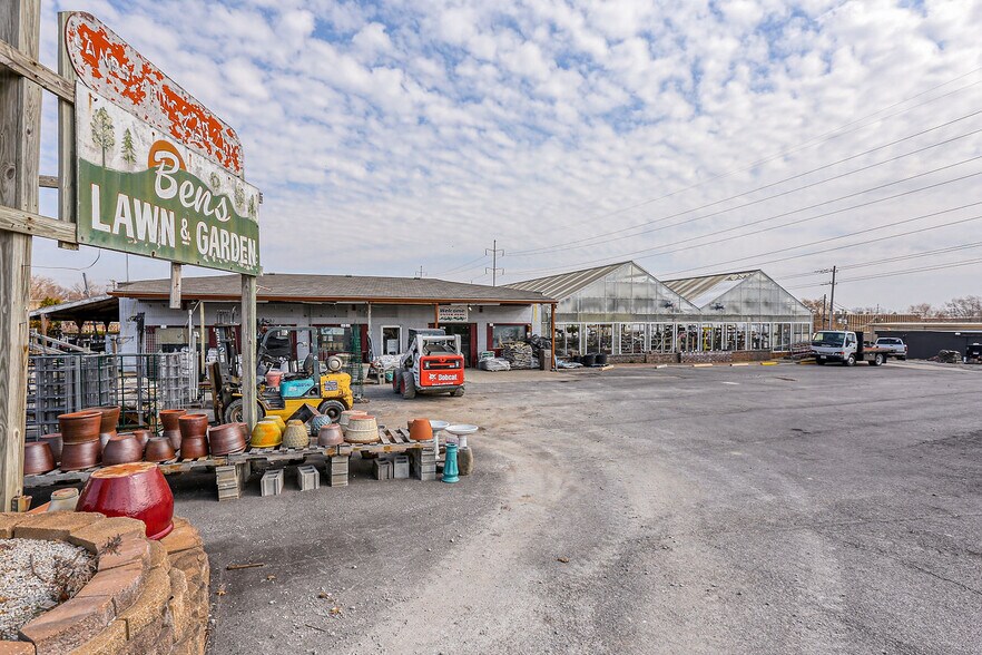 Ben's Flowers & Garden portfolio of 2 properties for sale on LoopNet.ca - Building Photo - Image 2 of 77