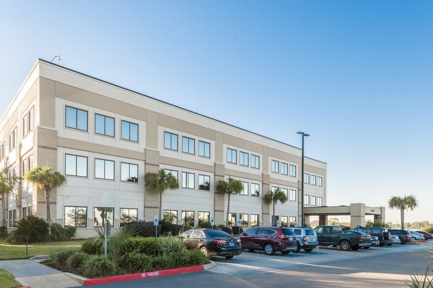 6807 Emmett F. Lowry Expy, Texas City, TX à louer - Photo du bâtiment - Image 2 de 10