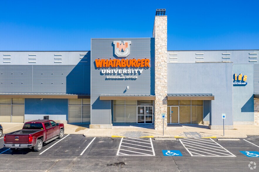 8480-8680 Fourwinds Dr, San Antonio, TX à louer - Photo du bâtiment - Image 3 de 16