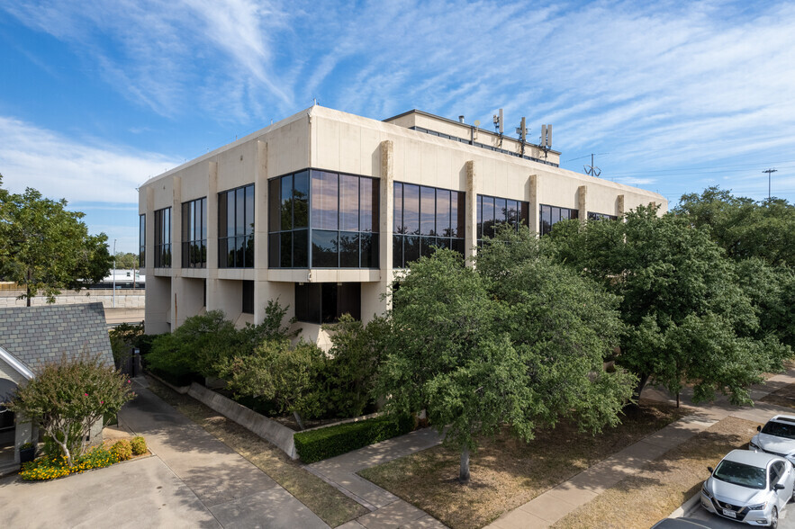 5608 Malvey Ave, Fort Worth, TX for lease - Primary Photo - Image 1 of 7