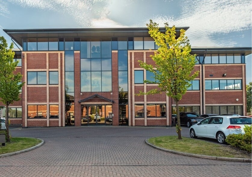 Gateway Crescent, Oldham for lease - Building Photo - Image 1 of 10