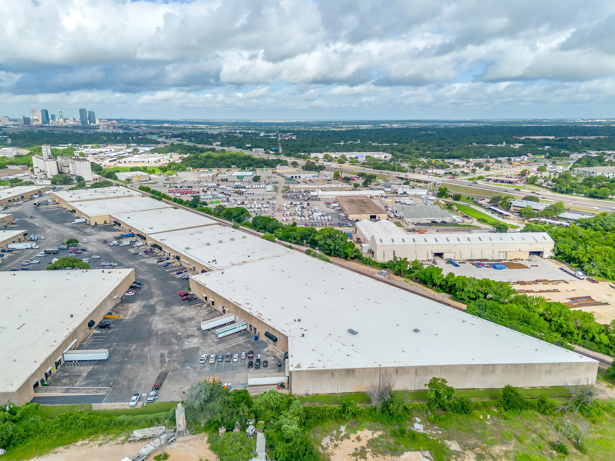 580-586 N Beach St, Fort Worth, TX for lease Interior Photo- Image 1 of 9