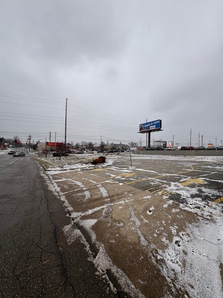 695 Boardman Canfield Rd, Youngstown, OH for sale - Building Photo - Image 2 of 17