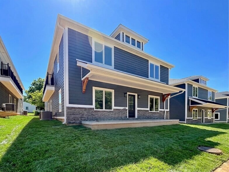 326 N Jefferson St, Bloomington, IN à vendre - Photo du bâtiment - Image 2 de 26