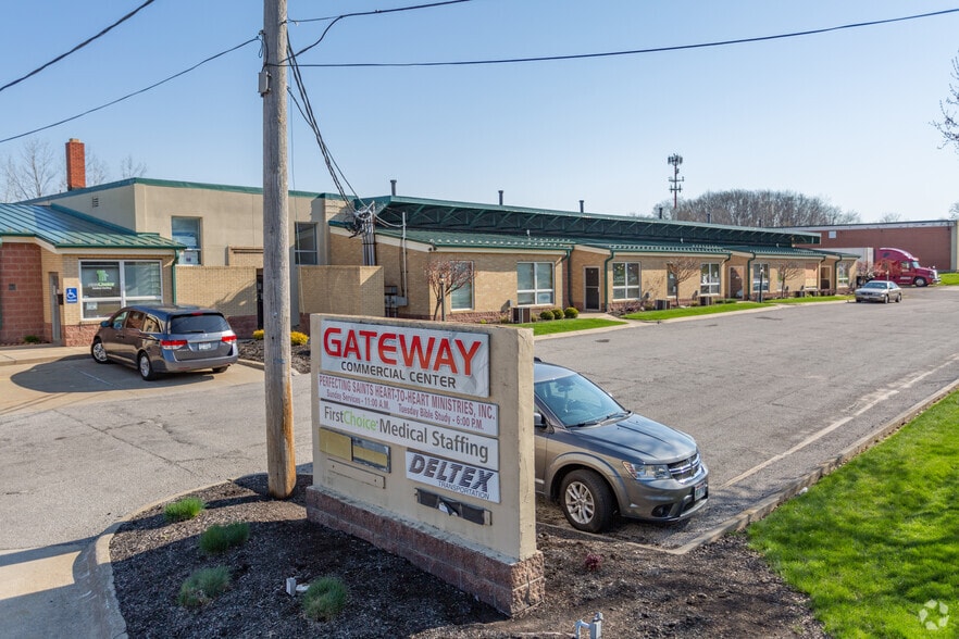 1035-1037 Rosemary Blvd, Akron, OH for lease - Building Photo - Image 3 of 4