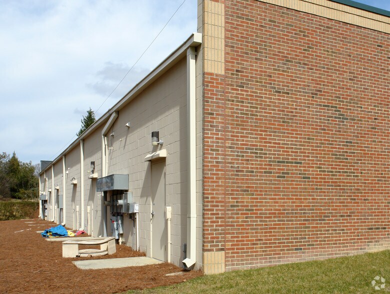 905 McKnight Dr, Knightdale, NC à louer - Photo du bâtiment - Image 2 de 5