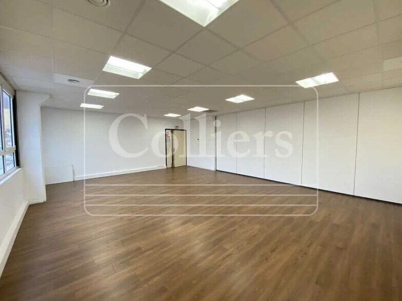 Office in Marseille for lease - Building Photo - Image 3 of 16