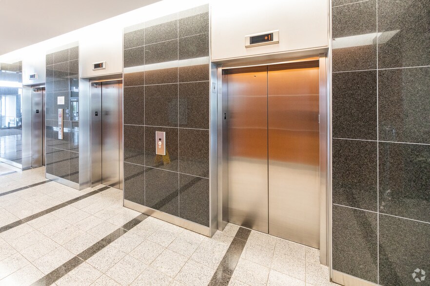 6775 Financial Dr, Mississauga, ON à louer - Hall d’entrée - Image 2 de 7