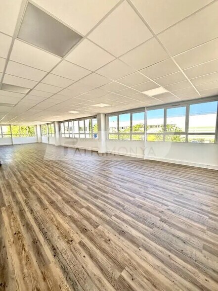 Office in Marseille for lease - Interior Photo - Image 1 of 6