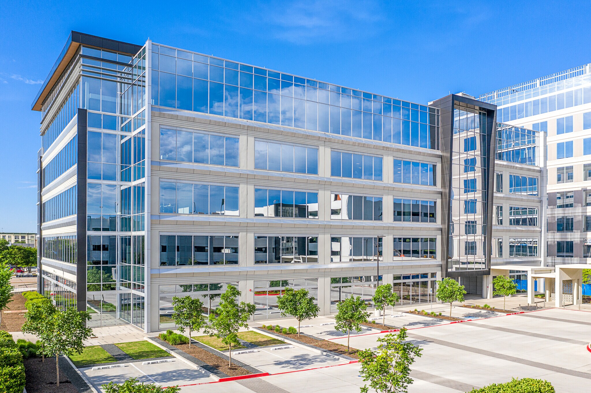 900 W Bethany Dr, Allen, TX à louer Photo principale- Image 1 de 8