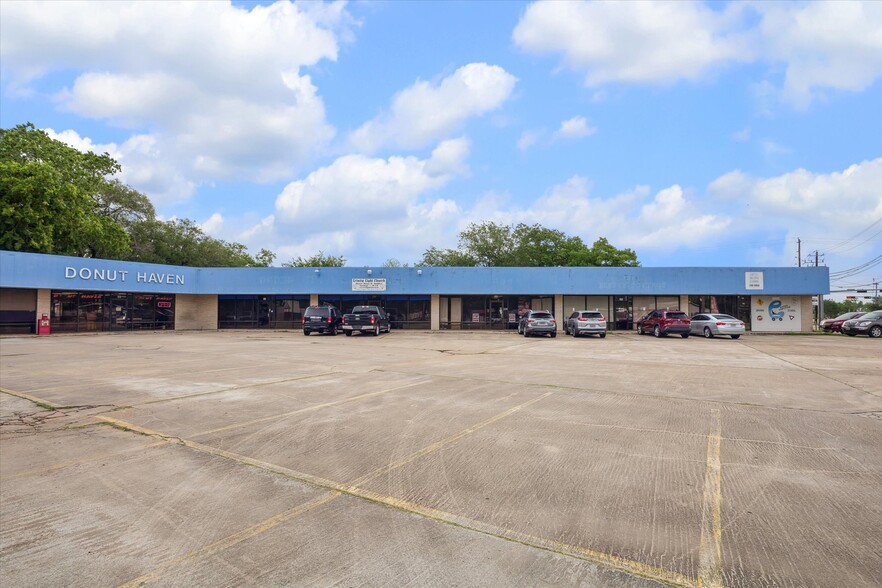 716 W Plantation Dr, Clute, TX for sale - Building Photo - Image 3 of 15