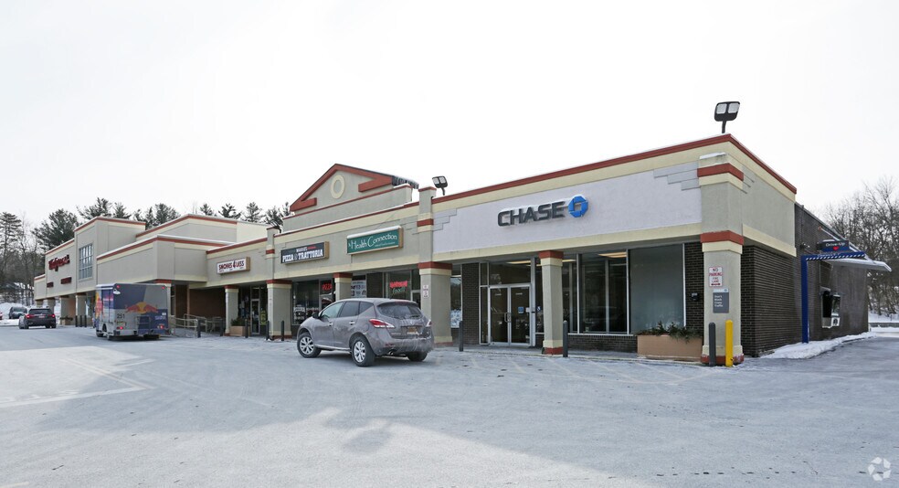 704 Freedom Plains Rd, Poughkeepsie, NY à louer - Photo du bâtiment - Image 2 de 2