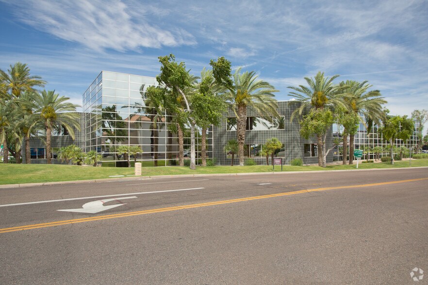 4636 E University Dr, Phoenix, AZ à louer - Photo du bâtiment - Image 1 de 2