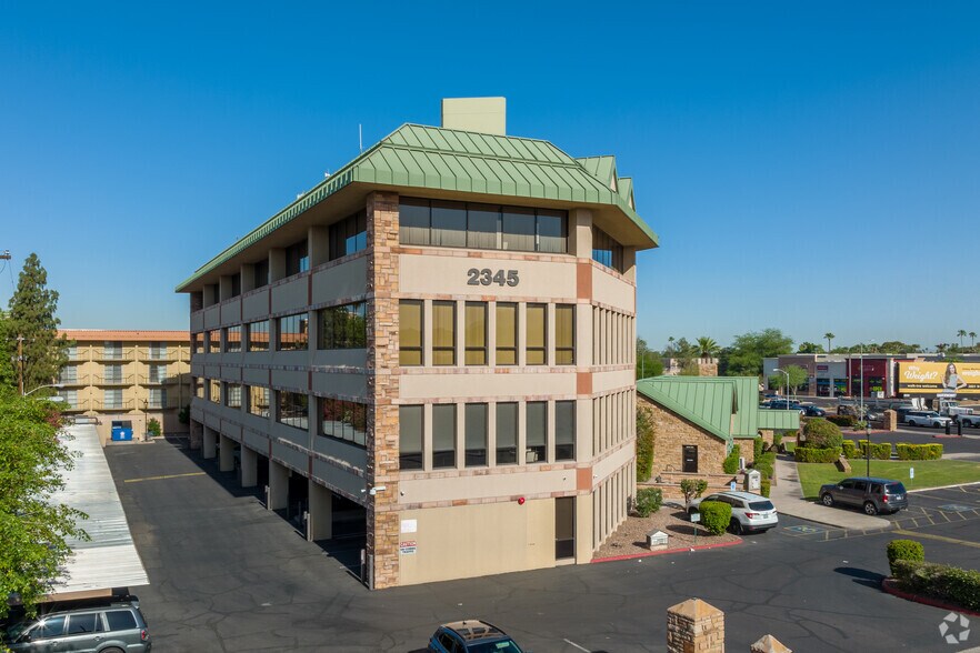 2345 E Thomas Rd, Phoenix, AZ à louer - Photo du bâtiment - Image 3 de 8