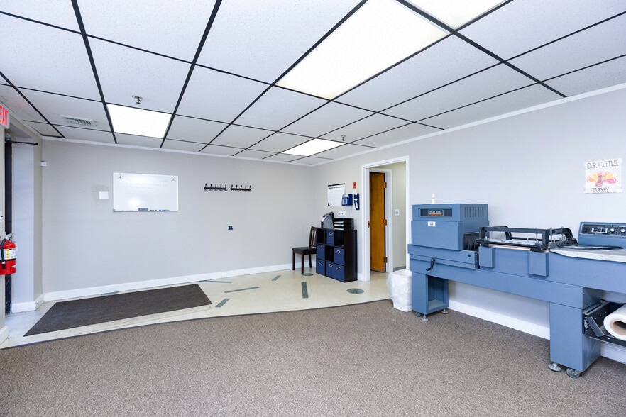 24 Keewaydin Dr, Salem, NH for lease - Building Photo - Image 3 of 14