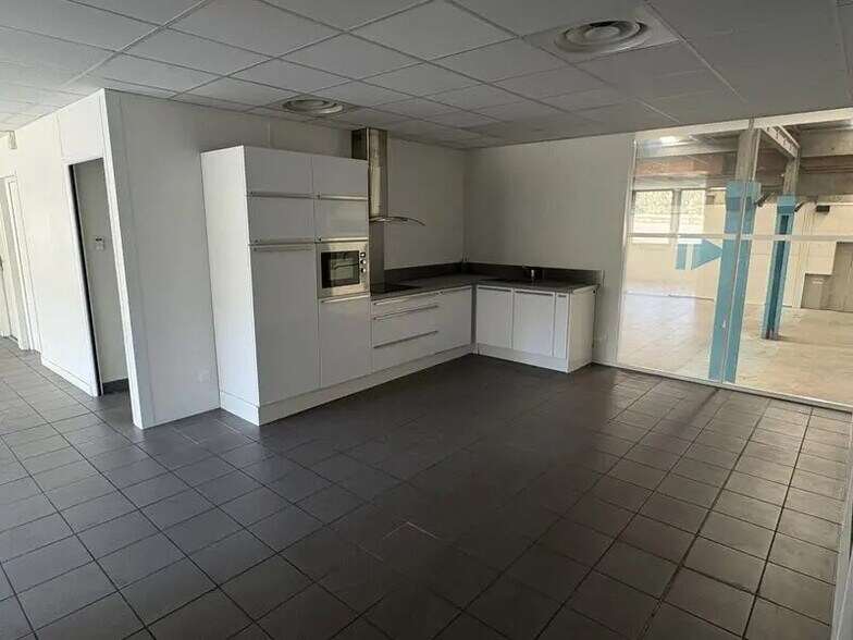 Office in Saint-Priest for lease - Building Photo - Image 3 of 11