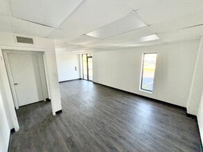 1000-1008 N Commercial Blvd, Arlington, TX à louer Photo intérieure- Image 2 de 8