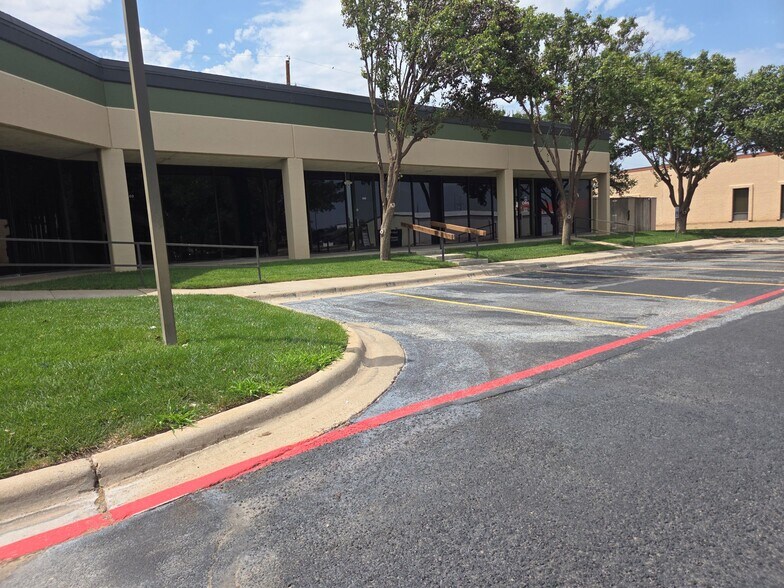 2400 Lakeview Dr, Amarillo, TX à vendre - Photo du bâtiment - Image 3 de 27