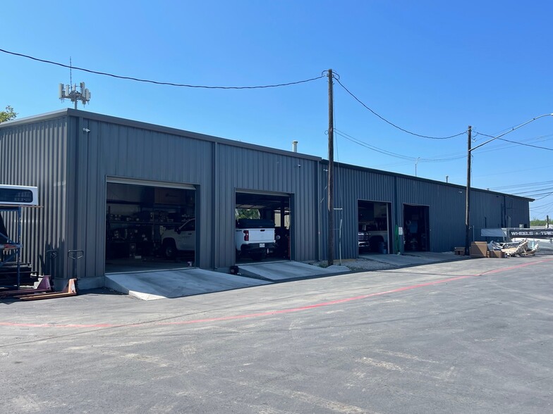 1508 and 1600 Fort View Rd portfolio of 2 properties for sale on LoopNet.ca - Building Photo - Image 3 of 9