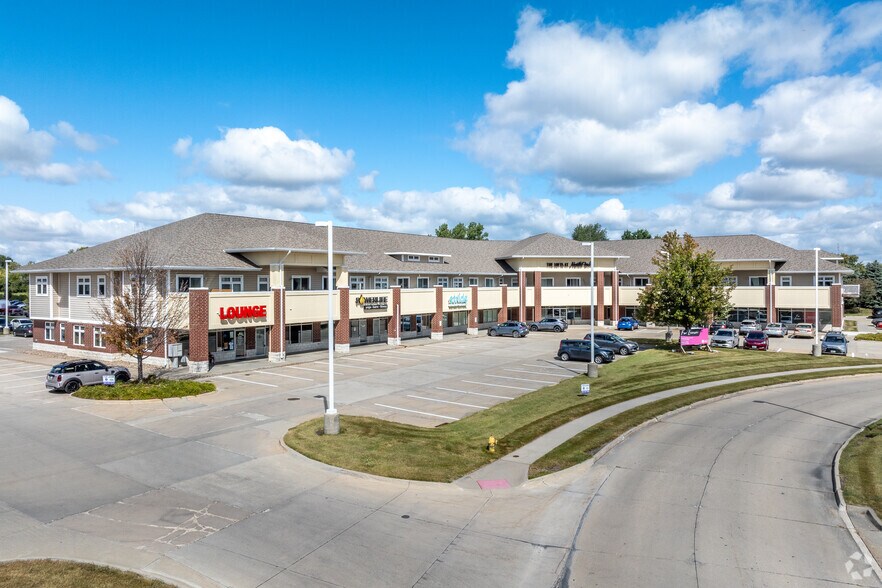 8845 Northpark Ct, Johnston, IA à louer - Photo du bâtiment - Image 2 de 17