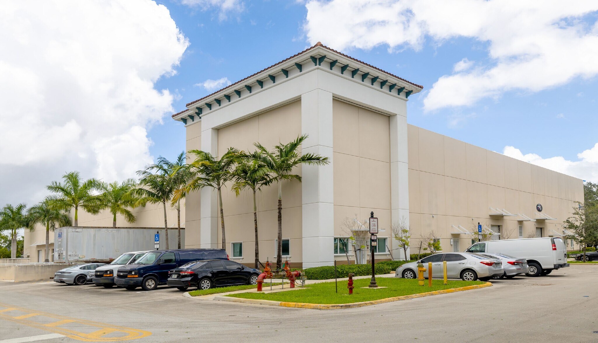 7429 Riviera Blvd, Miramar, FL à louer Photo du bâtiment- Image 1 de 4