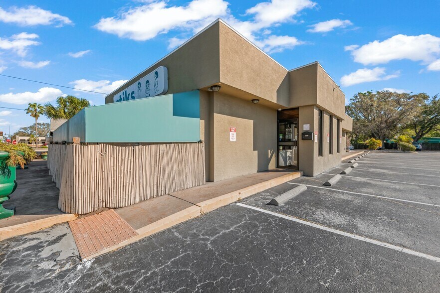 4413 S Tamiami Trl, Sarasota, FL à vendre - Photo du bâtiment - Image 3 de 39