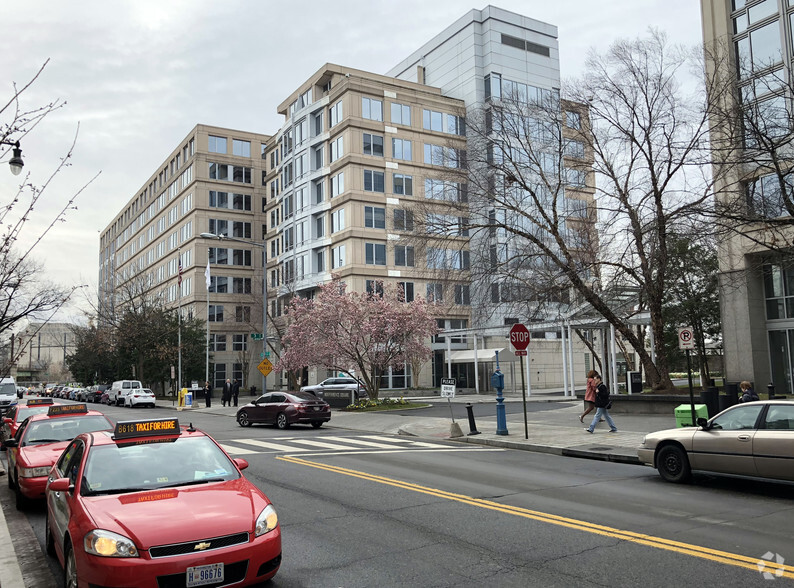 250 E St SW, Washington, DC à louer - Photo du bâtiment - Image 1 de 10