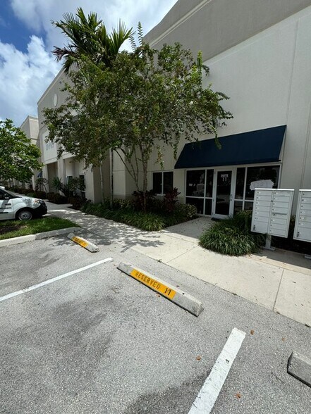 2450 W Sample Rd, Pompano Beach, FL à louer - Photo du bâtiment - Image 3 de 8