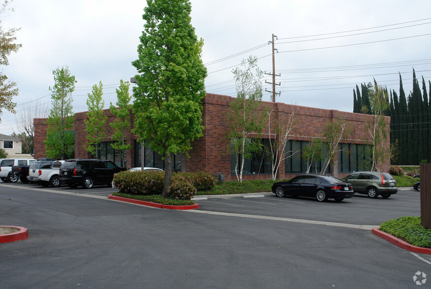 3375 Cochran St, Simi Valley, CA for lease - Building Photo - Image 2 of 4