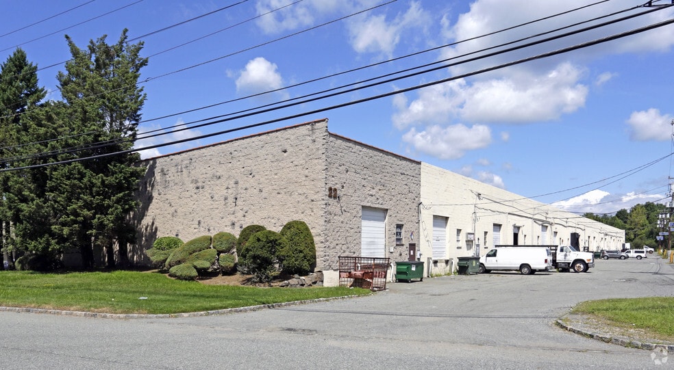 22 Commerce Rd, Fairfield, NJ for lease - Primary Photo - Image 1 of 13