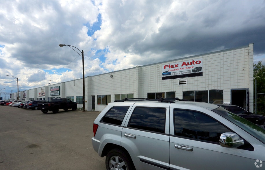 9546-9562 Yellowhead Trl NW, Edmonton, AB for lease - Building Photo - Image 2 of 2