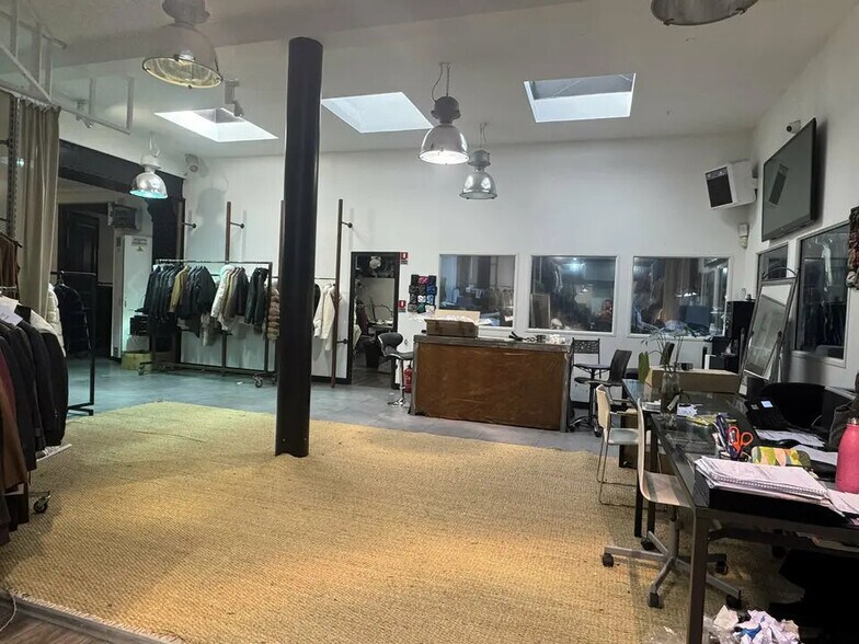 Retail in Paris for sale - Interior Photo - Image 3 of 3
