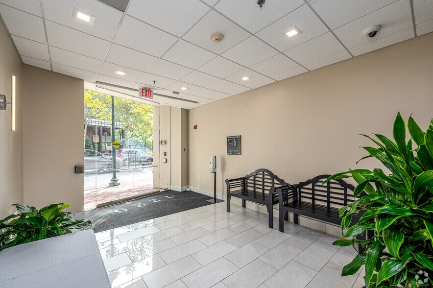 7220 Wisconsin Ave, Bethesda, MD à louer - Hall d’entrée - Image 3 de 26