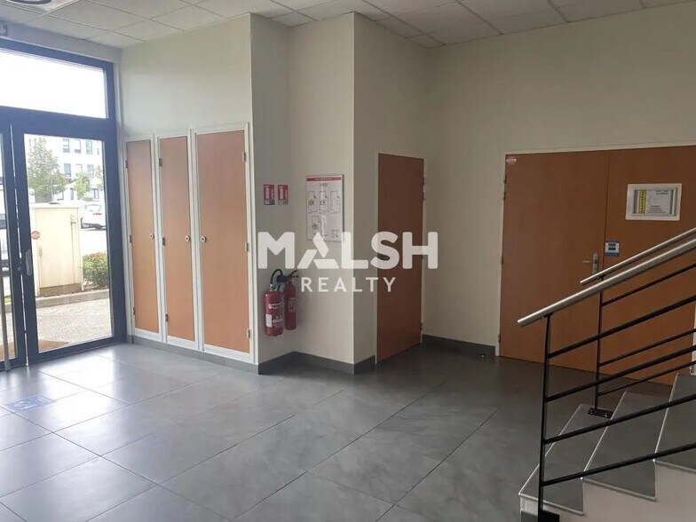Office in Saint-Priest for lease - Building Photo - Image 3 of 21