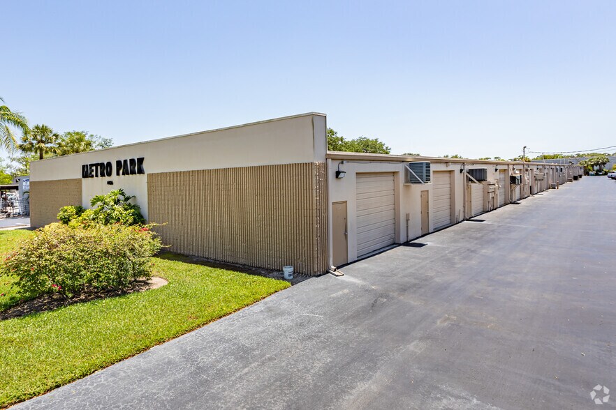 4406 Exchange Ave, Naples, FL à vendre - Photo du bâtiment - Image 3 de 15