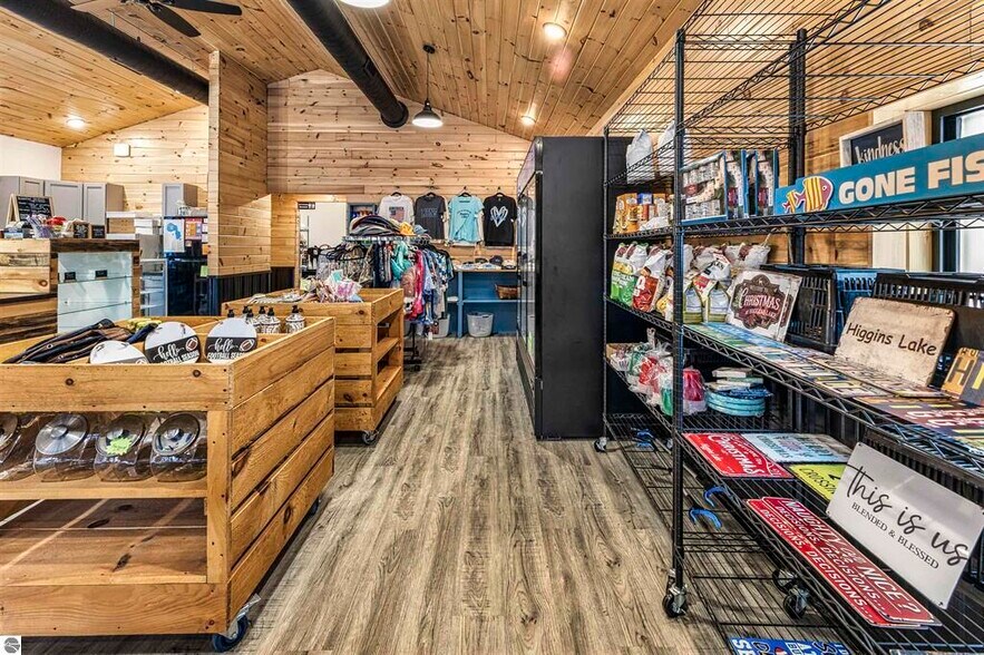 1857 W Higgins Lake Dr, Higgins Lake, MI à vendre - Photo du bâtiment - Image 2 de 29